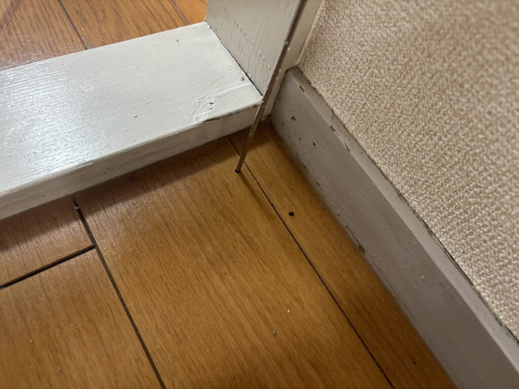 岐阜市のアパートでシロアリ専用薬剤を注入するための穿孔処理
