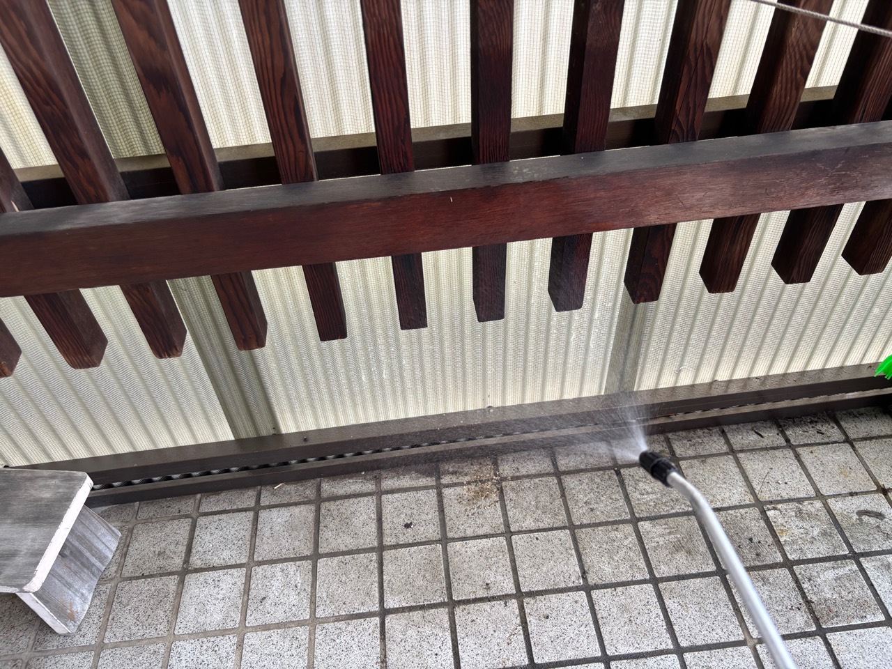 笠松町の戸建て玄関周辺へ殺虫・忌避効果のある薬剤を散布する戻りバチ対策