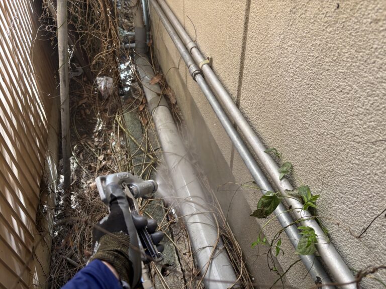 岐阜市の戸建ての基礎立ち上がり部分へムカデ駆除用薬剤を散布する様子
